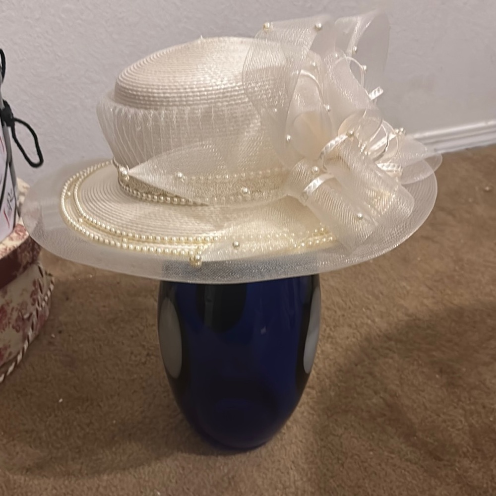 Elegant Cream Hat with Bow and Pearls